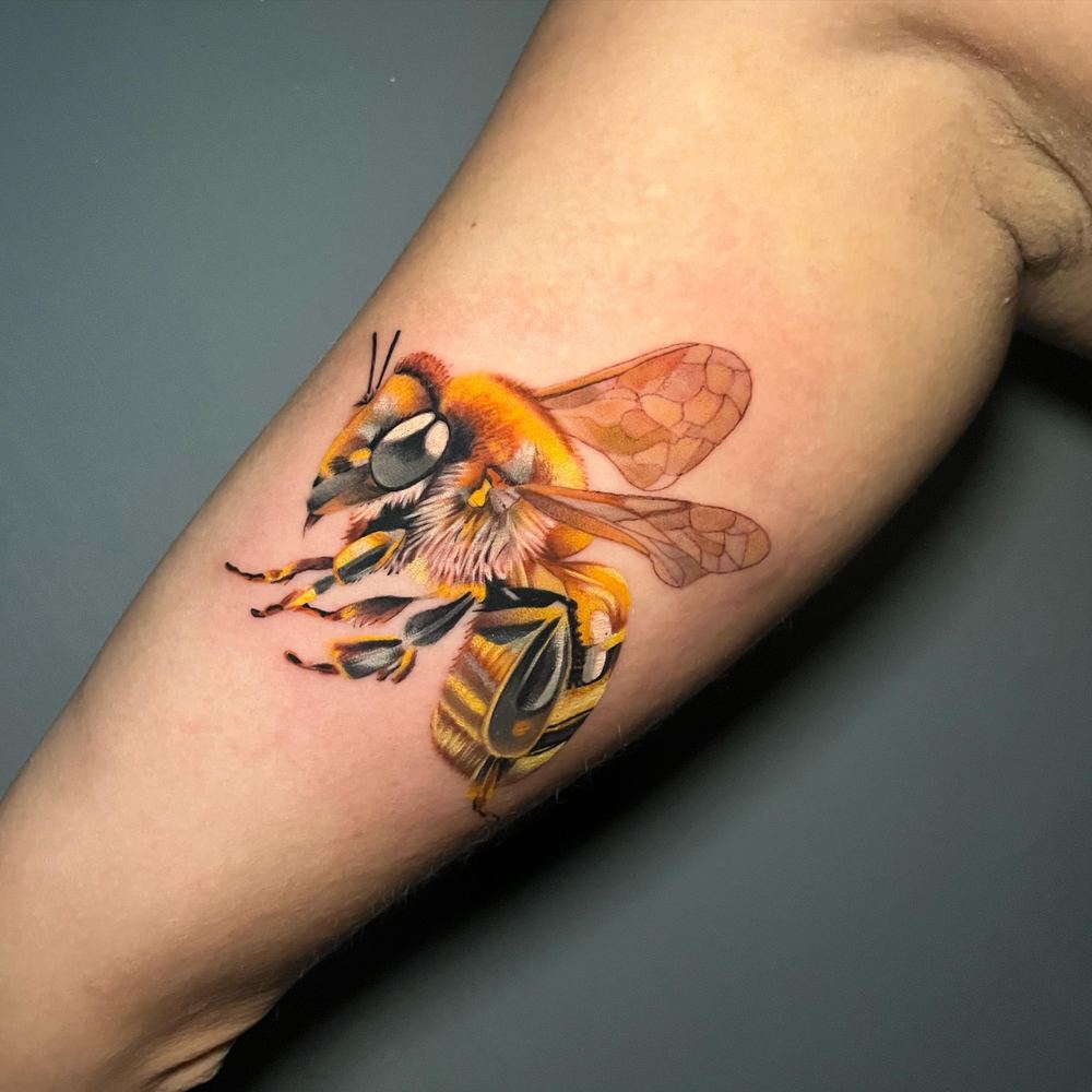 Bee tattoo by Sinai Alba