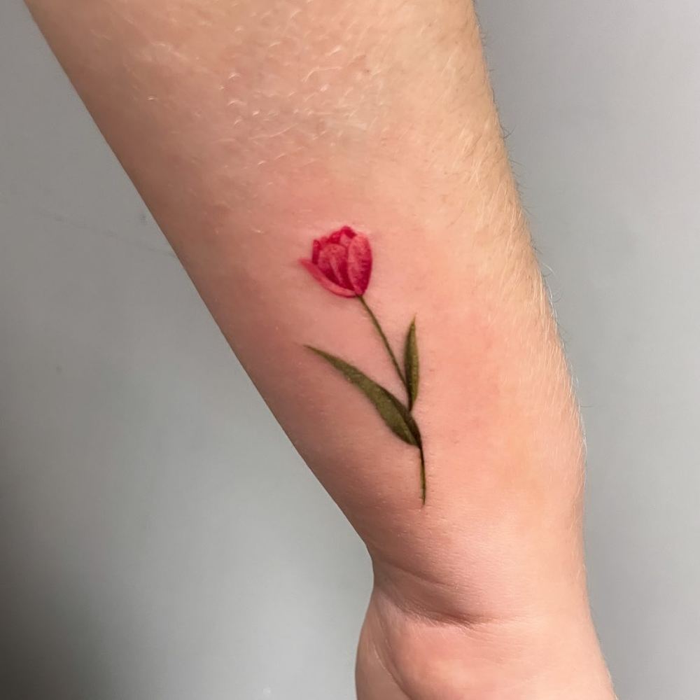 Red tulip tattoo by Sinai Alba